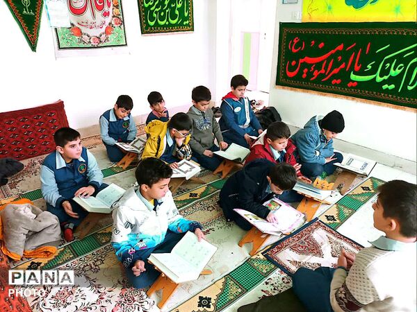 آموزش احکام دینی به دانش آموزان در دبستان معراج منطقه ۱۰