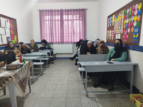 جلسه انجمن اولیا و ارائه کارنامه های هشدار به والدین در مدرسه شهید نجفی فدافن