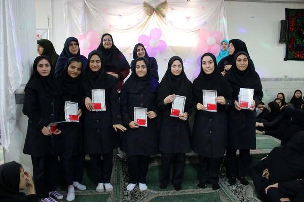 تقدیر از دانش آموزان برتر دبیرستان دخترانه سیداحمد فاتحی یک قم 