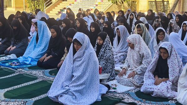 نماز جماعت باران در آموزشگاه شهید فتحی‌پور ناحیه یک شهرستان بهارستان
