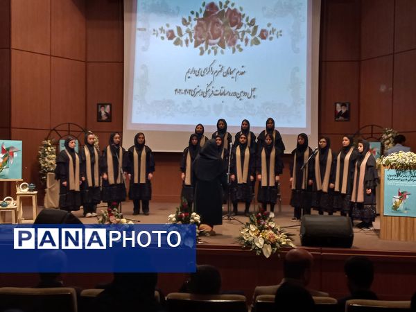 تجلیل از دانش‌آموزان برگزیده چهل و دومین‌ مسابقات فرهنگی و هنری امید فردا ناحیه ۳ مشهد مقدس 