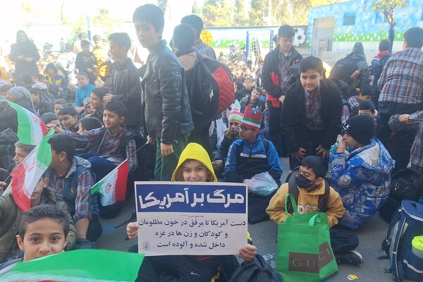 شادی دانش‌آموزان معارف ۶ در جشن پیروزی انقلاب 