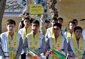 نواخته شدن زنگ انقلاب در مدرسه نمونه دولتی شهید علی آزادی خواه