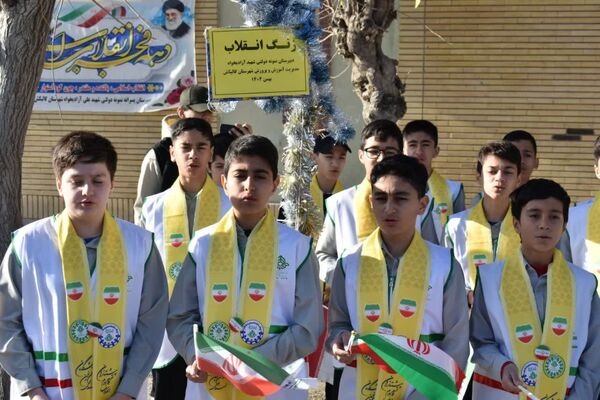 نواخته شدن زنگ انقلاب در مدرسه نمونه دولتی شهید علی آزادی خواه