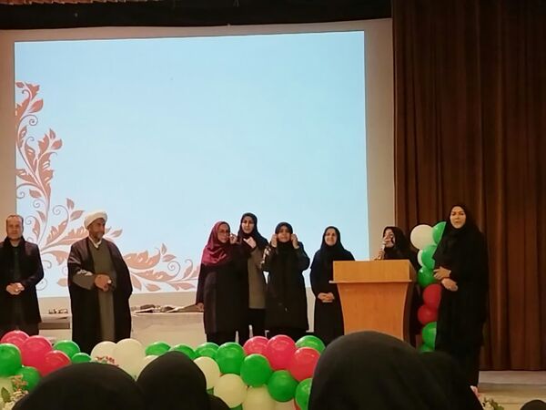 تجلیل از دانش‌آموزان برتر دبیرستان میردادماد