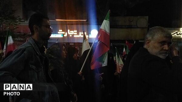 برای پنجاه و یکمین شب حسینیه امام شاهد حماسه مردم شد 