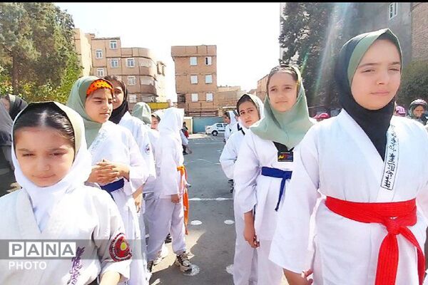 حضور مسئولان آموزش و پرورش در دبستان رضوان به مناسبت هفته تربیت بدنی