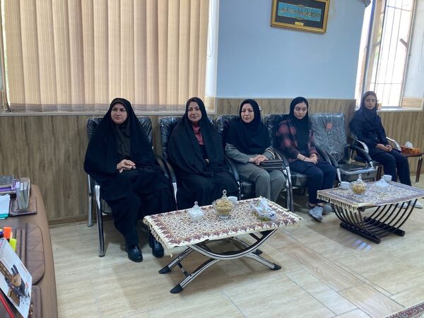 بازدید دانش‌آموزان دبیرستان سمیه از کلانتری ۱۱ بجنورد به مناسبت هفته نیروی انتظامی 