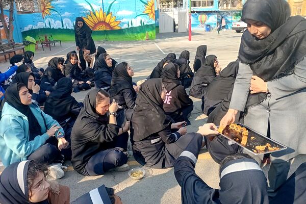 برپایی ایستگاه صلواتی و شهادت حضرت زهرا در مدرسه شهید زهره‌وند قرچک 