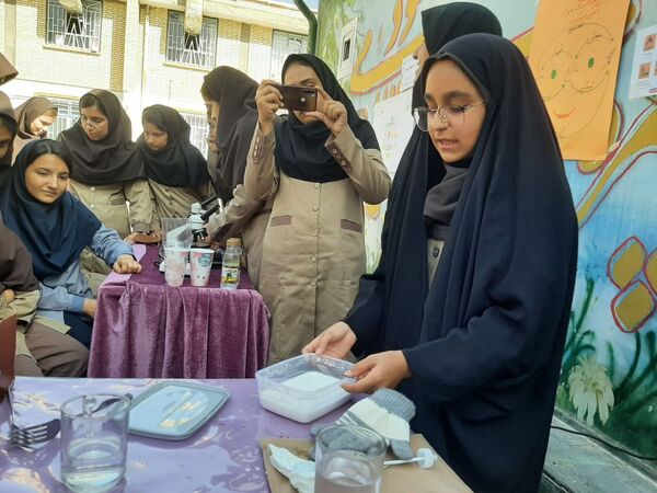 برپایی ایستگاه‌های آزمایشگاهی در مدرسه شهید محمدی پور خلیل‌آباد