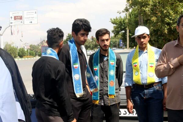 توزیع شربت نذری توسط دانش‌آموزان در موکب سازمان دانش‌آموزی کهگیلویه‌و‌بویراحمد