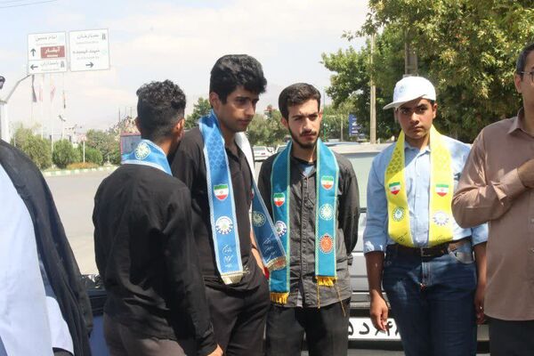 توزیع شربت نذری توسط دانش‌آموزان در موکب سازمان دانش‌آموزی کهگیلویه‌و‌بویراحمد
