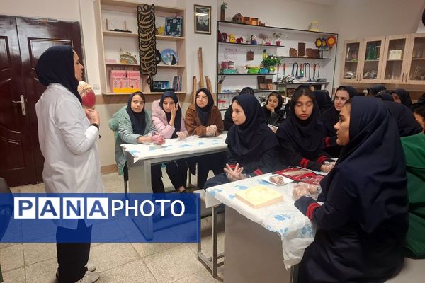 کارگاه تشریح قلب برای دانش آموزان فرزانگان شهرستان ملارد