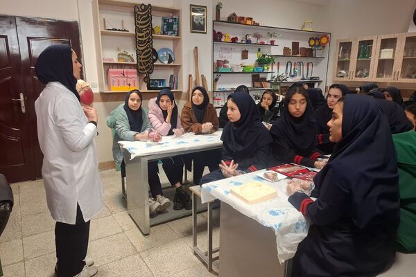 کارگاه تشریح قلب برای دانش آموزان فرزانگان شهرستان ملارد