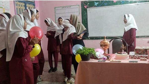 ویژه برنامه هفته معلم در دبستان استقلال حاجی آباد