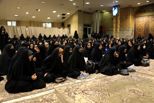 حال و هوای دختران هنرستانی قم در بازدید از یادمان‌های عملیاتی جنوب کشور