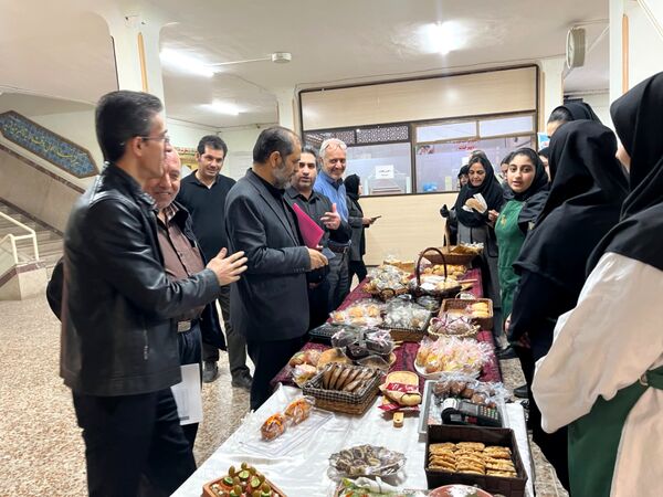 نمایشگاه نان و شیرینی دستپخت دانش‌آموزان هنرستان قدس