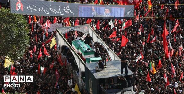 تشییع پیکر رهبر شهید انقلاب در مشهد مقدس با حضور پرشور مردم 