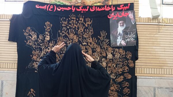 عزاداری دختران فاطمی شهر بن با محوریت حمایت از رهبری 