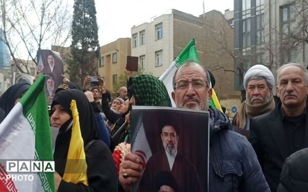 تصاویر حضور مهاجران مسلمان در مشهد؛ همبستگی با ملت ایران در سوگ امام خامنه‌ای (ره)