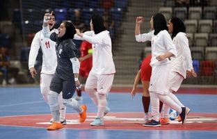 پیام روحیه‌بخش سرمربی تیم ملی فوتسال بانوان ایران به تیم دانش‌آموزی دختران در برزیل