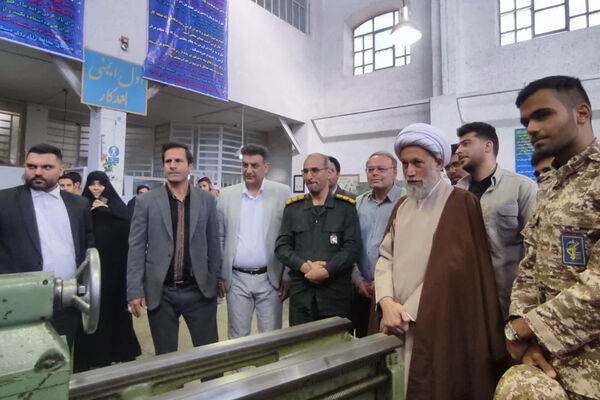 بازدید نماینده ولی فقیه استان فارس از هنرستان طالقانی در آستانه هفته بسیج