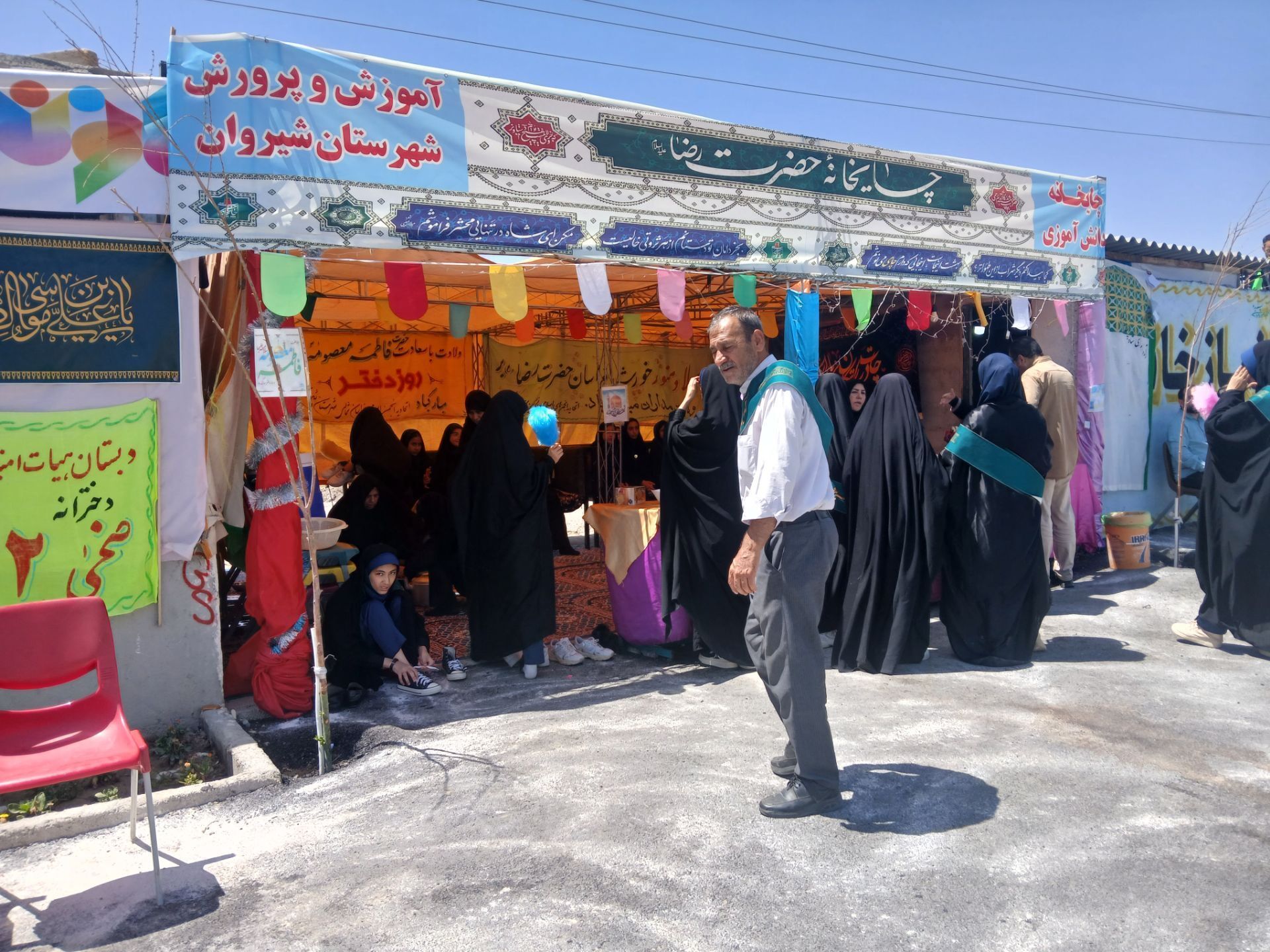 همکاری دانش آموزان خادمیار دبستان ضحی۲ با چایخانه دانش آموزی حضرت رضا(ع) شیروان