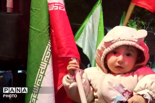 حضور دانش‌آموزان و کودکان بهارستانی در راهپیمایی شبانه «جنگ رمضان»