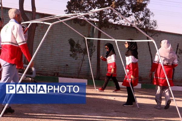 نواختن زنگ پدافند غیرعامل در هنرستان کوثر باقرشهر 