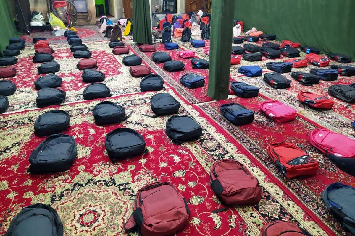 لبخند مهر در بروجرد؛ ۳۰۰ بسته لوازم‌التحریر به دست دانش‌آموزان رسید