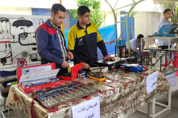نمایشگاه آثار هنری هنرستان‌ها به‌مناسبت هفته مشاغل 