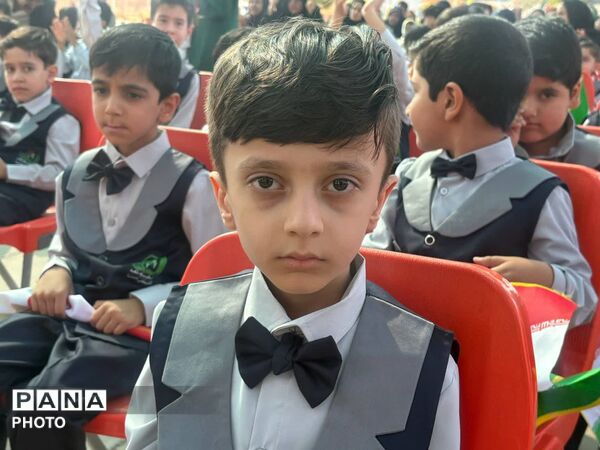 نخستین قدم‌های کلاس‌اولی‌ها در جشن شکوفه‌های دبستان شاهد آقا مصطفی خمینی