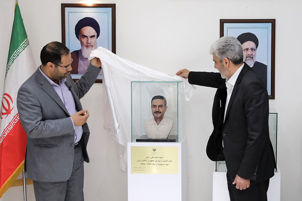 رونمایی از سردیس شهیدان رجایی و باهنر در دفتر وزیر آموزش و پرورش