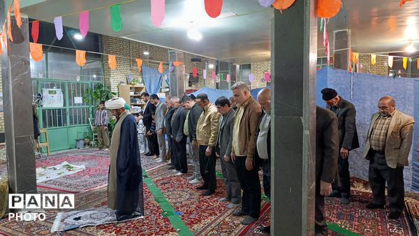 برپایی سفره‌های افطار ساده در شهر سفیددشت 