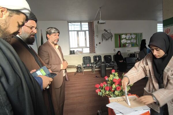 روایت همدلی دانش‌آموزان مدارس شهرستان آباده در پویش «ایران همدل»