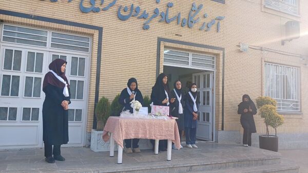 گذری برصبح‌گاه دبیرستان وکیلی ۹