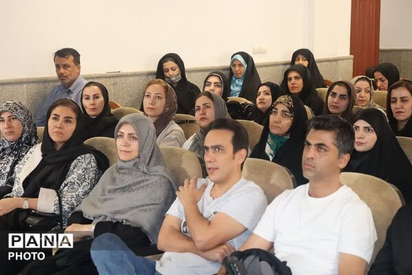 برپایی جلسه انجمن اولیا و مربیان در دبیرستان شهید بهشتی ناحیه دو شهرری 