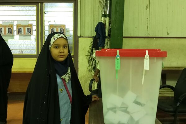 حضور پرشور کودکان در کنار والدین پای صندوق‌های رای نصیرشهر 