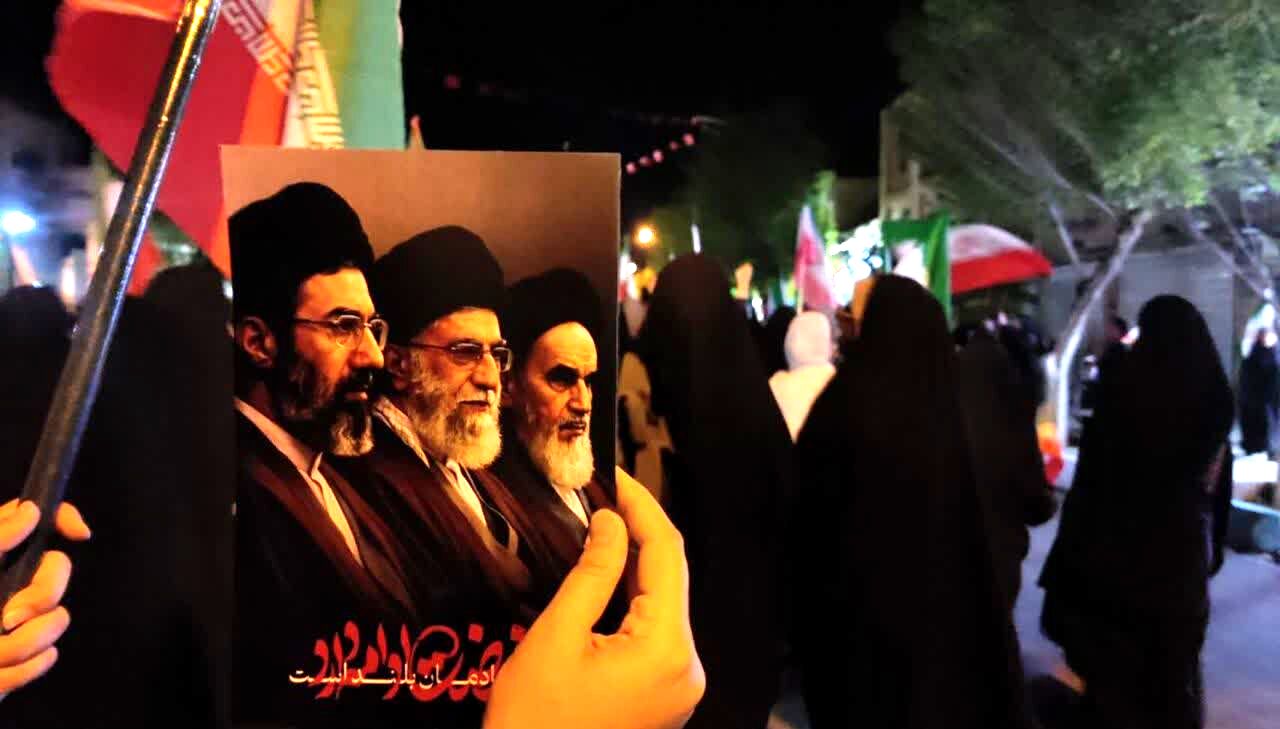 کاروان پیاده در میدان آزادی یزد