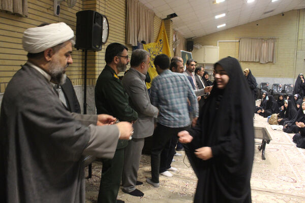 اعزام نخستین گروه از دختران دانش‌آموز ناحیه یک قم به اردوی راهیان نور