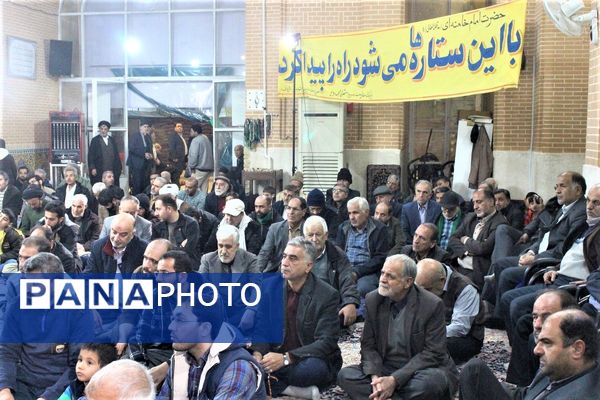 استقبال نوجوانان از غرفه‌های یادواره شهدای مسجد جامع قم