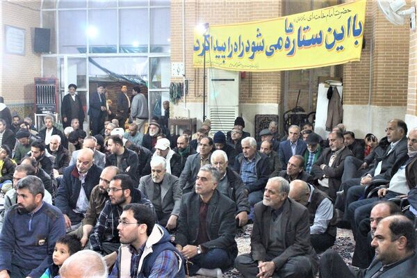 استقبال نوجوانان از غرفه‌های یادواره شهدای مسجد جامع قم