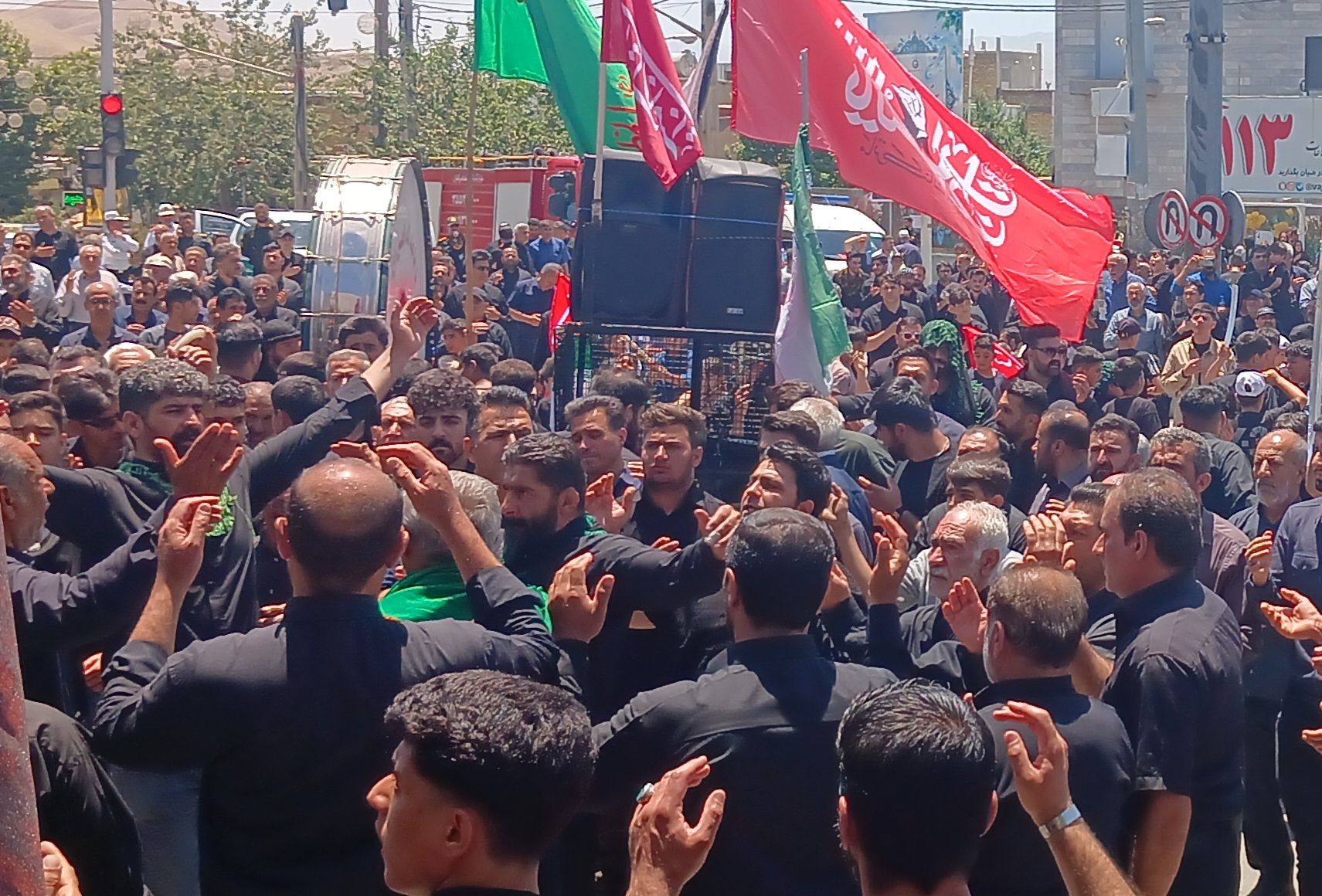  برافراشته شدن پرچم های «یالثارات‌الحسین» بر دوش عزاداران حسینی کامیاران