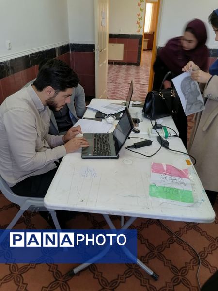 آثار دانش اموزان هنرمند کاشمر در کانون عاطفه 