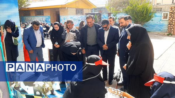 مراسم نمادین هفته تربیت‌بدنی و ورزش در دبیرستان هفده شهریور شهرستان فیروزکوه