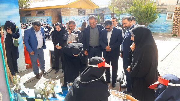 مراسم نمادین هفته تربیت‌بدنی و ورزش در دبیرستان هفده شهریور شهرستان فیروزکوه