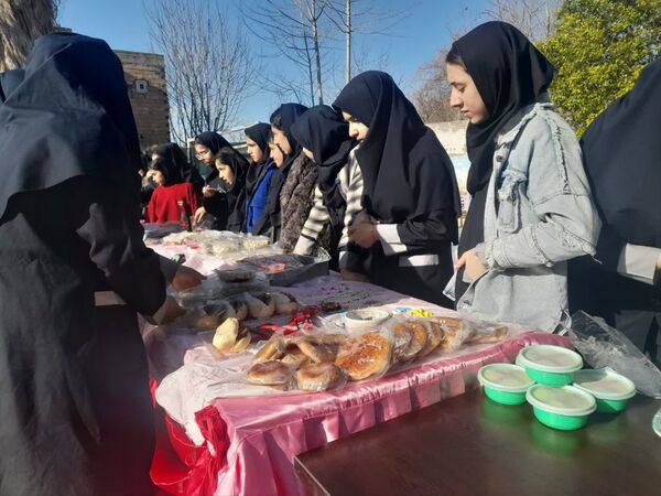 بازارچه دست‌سازهای دانش‌آموزی گلستان