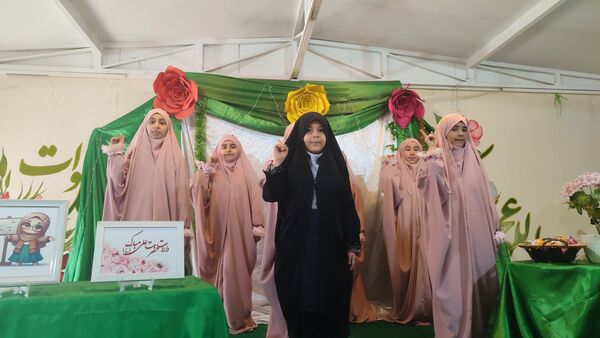 جشن ولادت حضرت علی( ع) و روز پدر در دبستان شاهد حاج تقی آقا بزرگ ناحیه یک مشهد
