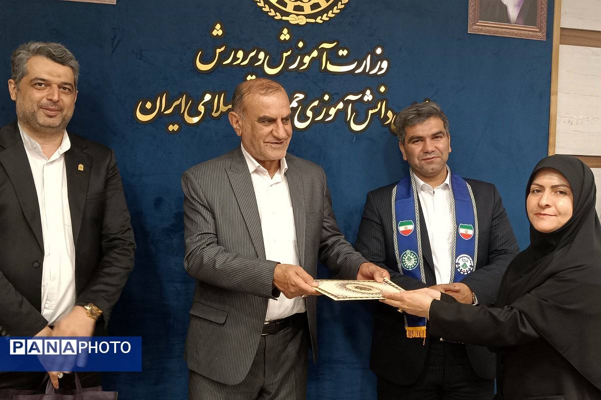 نشست فصلی و توان افزایی مأمورین و مسئولین سازمان دانش‌آموزی شهرستان‌های استان تهران 