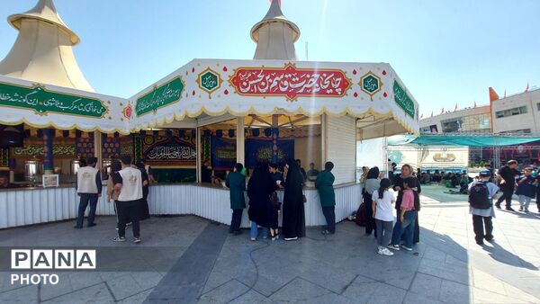 اینجا بوی عشق میدهد؛ میدان شهدا میزبان زائران امام رضا (ع)